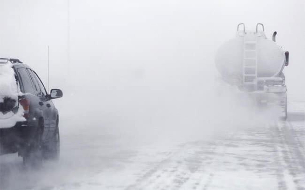 Цас орж, цасан шуурга шуурна